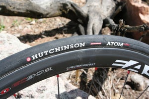 Hutchinson’s Atom Comp clincher pairs nicely with a high-end carbon clincher wheelset, making it feel almost like a tubular outfit.