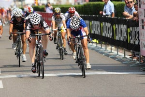 Shelley Evans (U.S. National Team) throws her bike