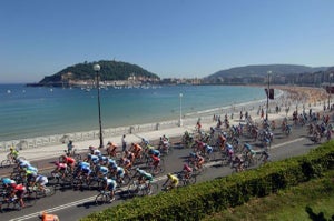 clasica At a relaxed moment, the Clásica San Sebastián passes by the Bay of Biscayne before hitting the climbs near the finish.