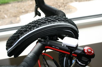 Fresh, fat rubber for the flint roads and a long and low stem to get around the tall head tube: thanks Schwalbe and 3T for helping me dial in the Vaya Ti.