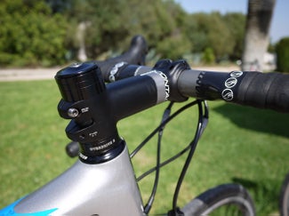 Giant's OverDrive 2 uses a 1.25-1.5" steerer tube. This means that normal 1.125" stems won't fit but also makes for a stiffer front end and (Giant claims) more precise steering. The 2012 TCR Advanced did handle very well. Photo: Nick Legan