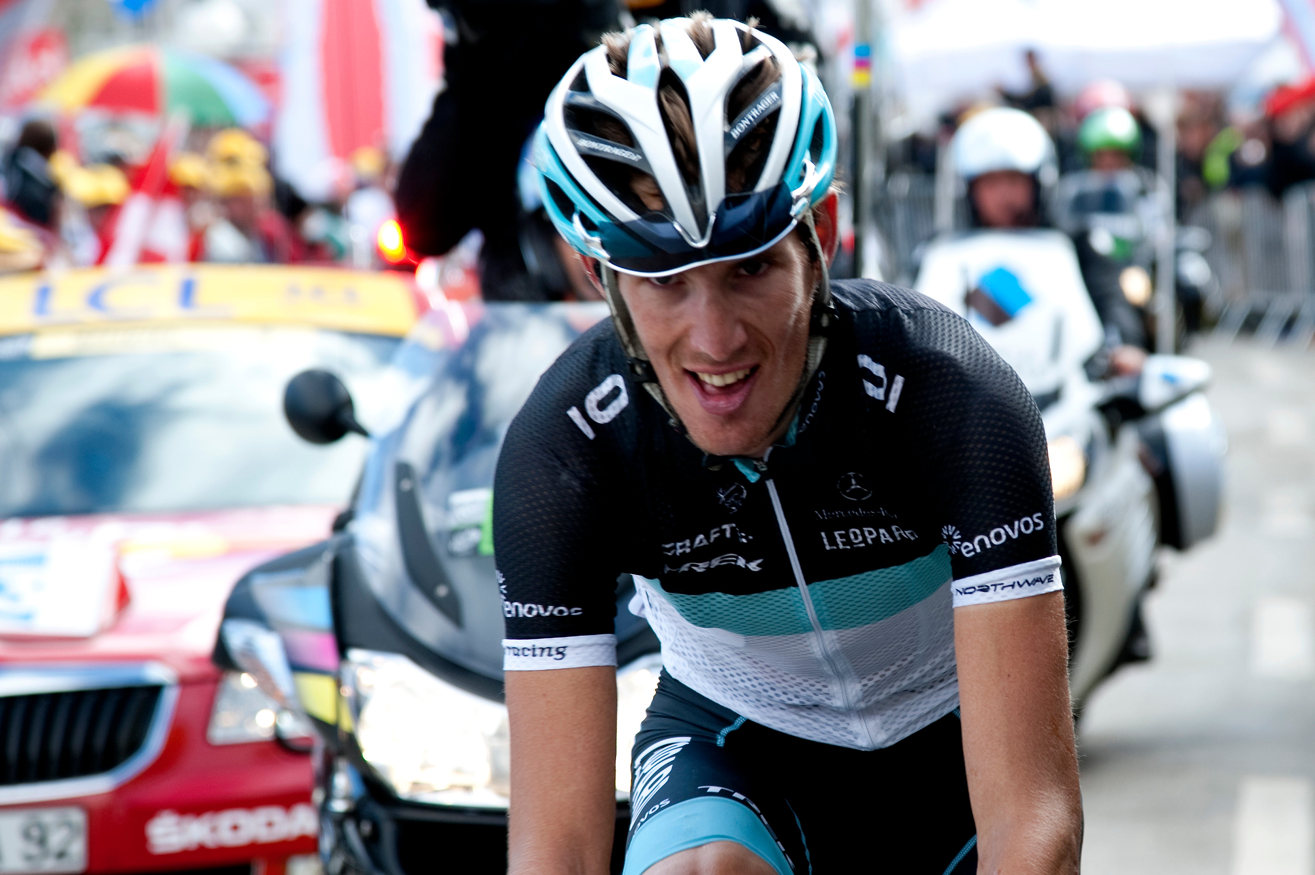 Gutsy Andy Schleck attacks 60k from the line, takes stage win and