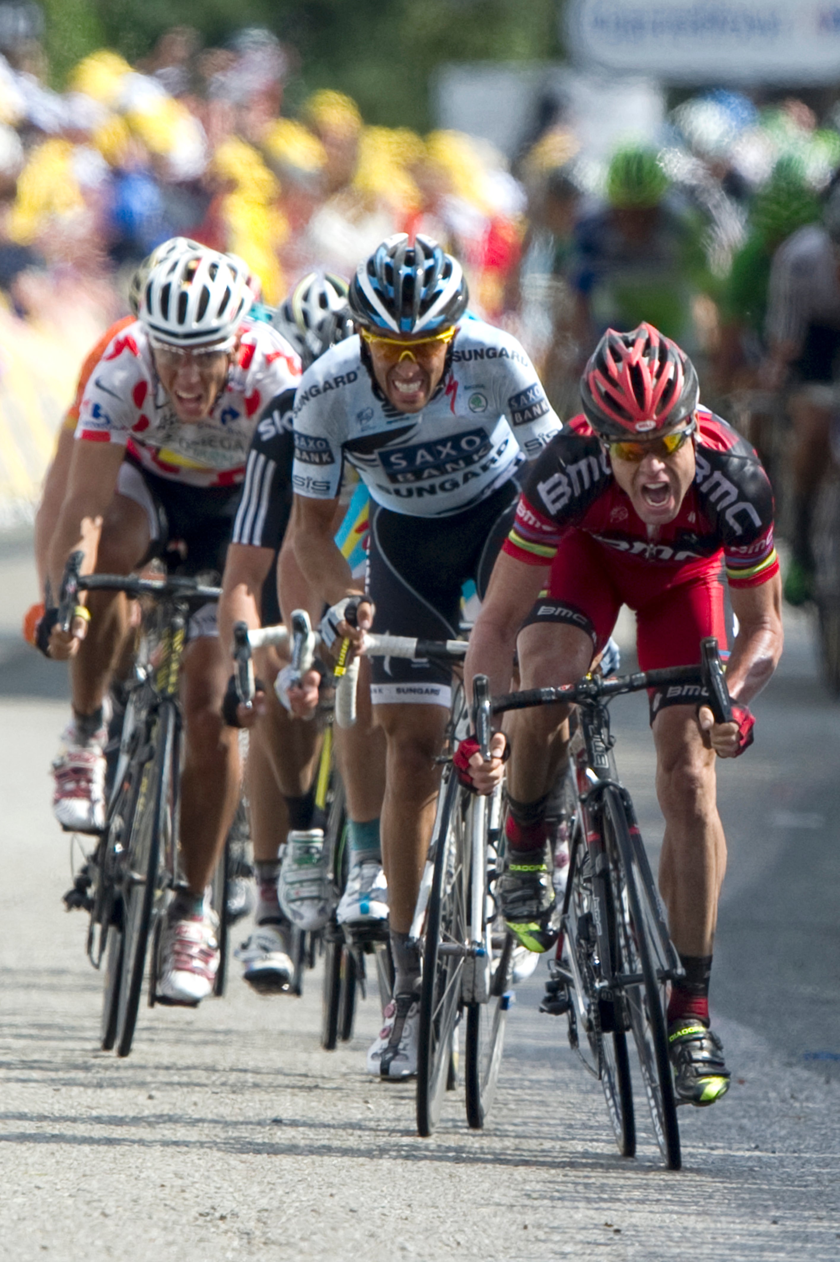 Evans held off Contador in a photo finish