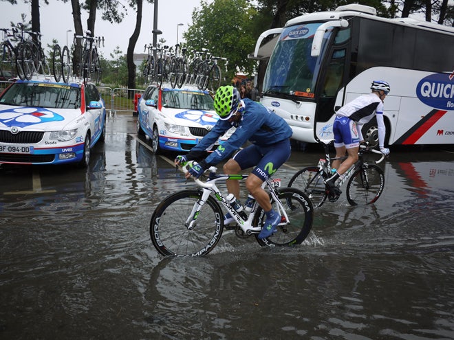 Francisco Ventoso looks down at his Campagnolo Tech Lab electric group as he rolls through a puddle before the start. He has an 80mm rear wheel on, so that's some deep standing water!