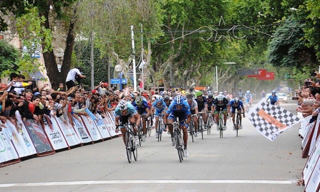 Chicchi sprinting for the win of stage 1 of the 2012 Tour de San Luis. Photo: Tour de San Luis | <a href="http://tour-sanluis.com.ar/">tour-sanluis.com.ar</a>