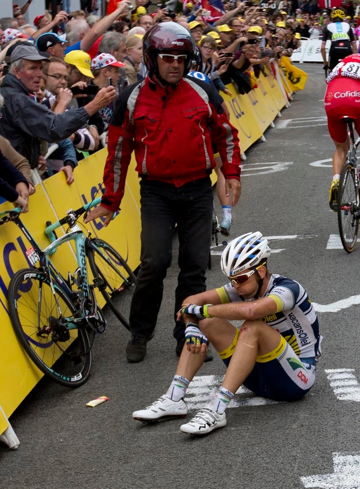 Marco Marcato sits on the road after his bizarre crash near the finish in Boulogne-sur-Mer. Photo: Joel Saget | AFP