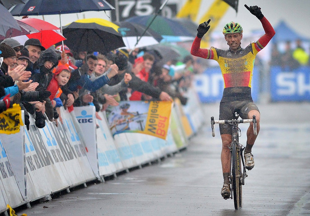 Sven Nys comes from behind to snatch victory from Niels Albert at the World Cup round in Koksijde, Photo: David Stockman | AFP 