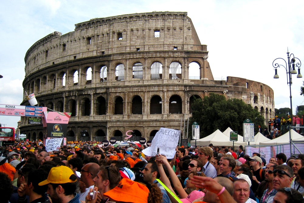 Pictured here at the 2009 Giro d'Italia, Rome's Coliseum will serve as the backdrop for the finish of Sunday's Roma Maxima. Photo: Gregor Brown | VeloNews.com