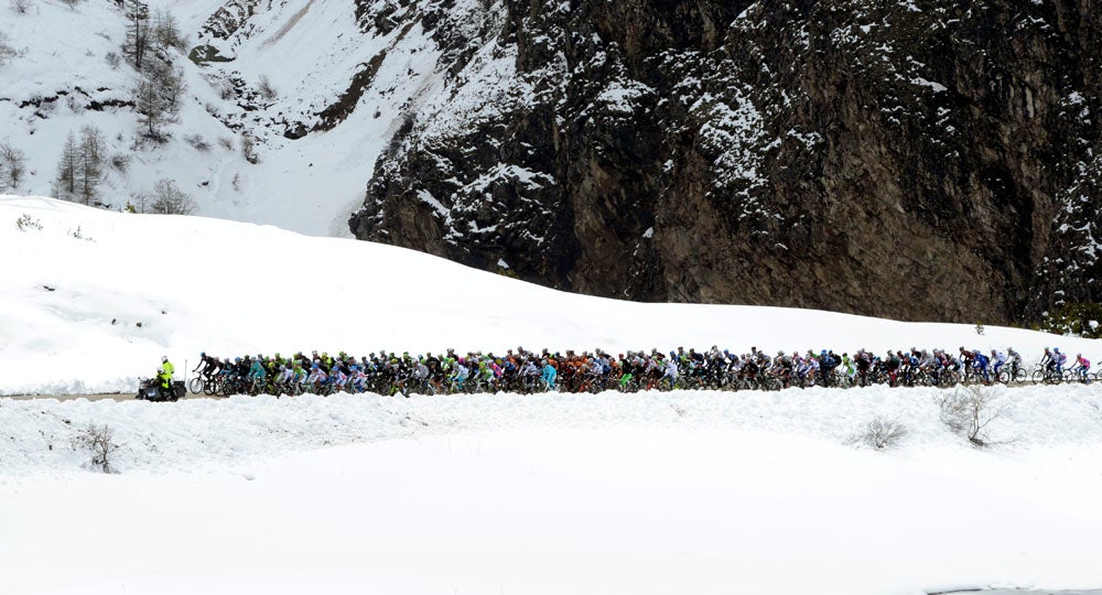The peloton ascends Mont Cenis on stage 15 at the 2013 Giro d'Italia. Photo: Graham Watson | <a href="http://www.grahamwatson.com">www.grahamwatson.com</a>
