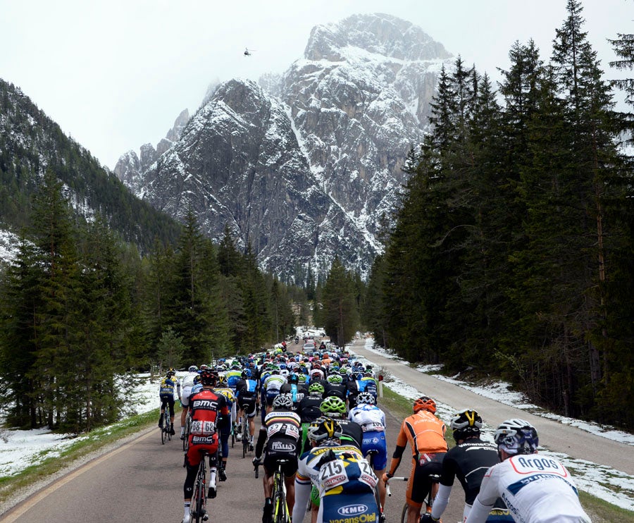 The peloton in the Dolomites. Photo: Graham Watson | <a href="http://www.grahamwatson.com">www.grahamwatson.com</a>