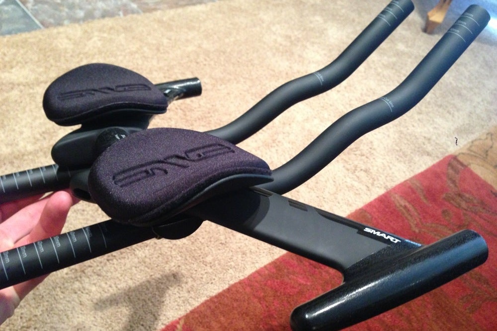 This Smart Bar's pads are mounted on the bar, without spacers, so that the hoods slope down from the stem clamp. The extensions are uncut and mounted underneath the base bar, offering one of the lowest setups of the SES bar. Photo: Logan VonBokel | VeloNews.com