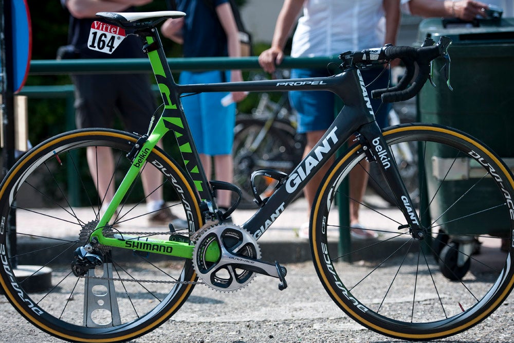 Giant had only eight days to get newly painted bikes in the hands of Belkin's top riders following its last-minute sponsor change, swapping from Blanco to Belkin just a week before the Tour. Bauke Mollema, who sits in second place, 2:28 back, has both this Propel, Giant's aero road frame, and a non-aero TCR available to him at this Tour. For Saturday's rolling stage, which featured seven categorized climbs but nothing over a Cat 3, Mollema went with the aero Propel and low-profile Shimano C35 wheels, keeping the total package right at the UCI's 6.8kg weight limit. Photo: Caley Fretz | VeloNews.com