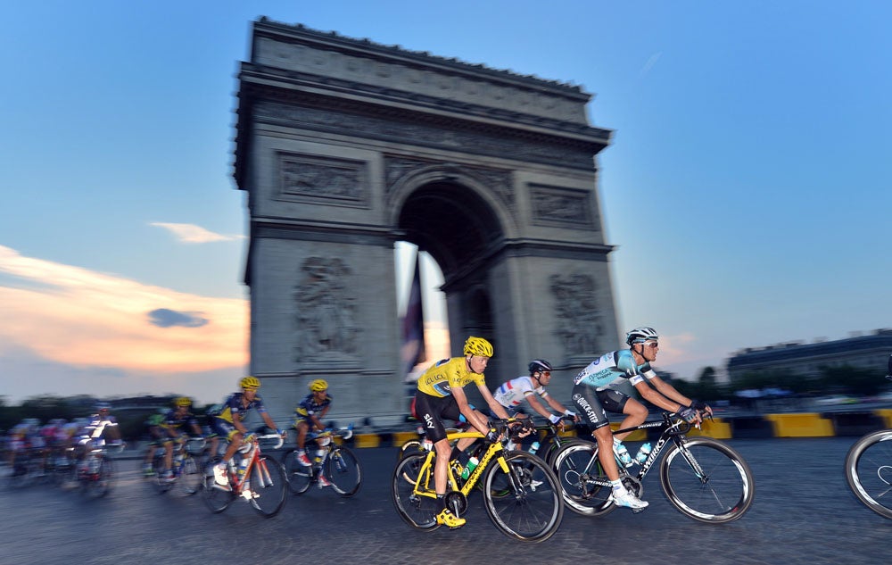 Chris Froome loops around the Arc de Triomphe. Photo: Graham Watson | <a href="http://www.grahamwatson.com">www.grahamwatson.com</a>