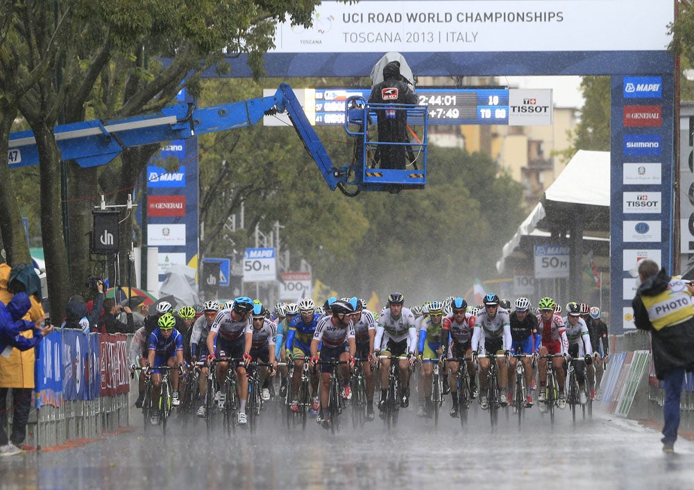 The peloton in a very wet world championship road race. Photo: Graham Watson | <a href="http://www.grahamwatson.com">www.grahamwatson.com</a>