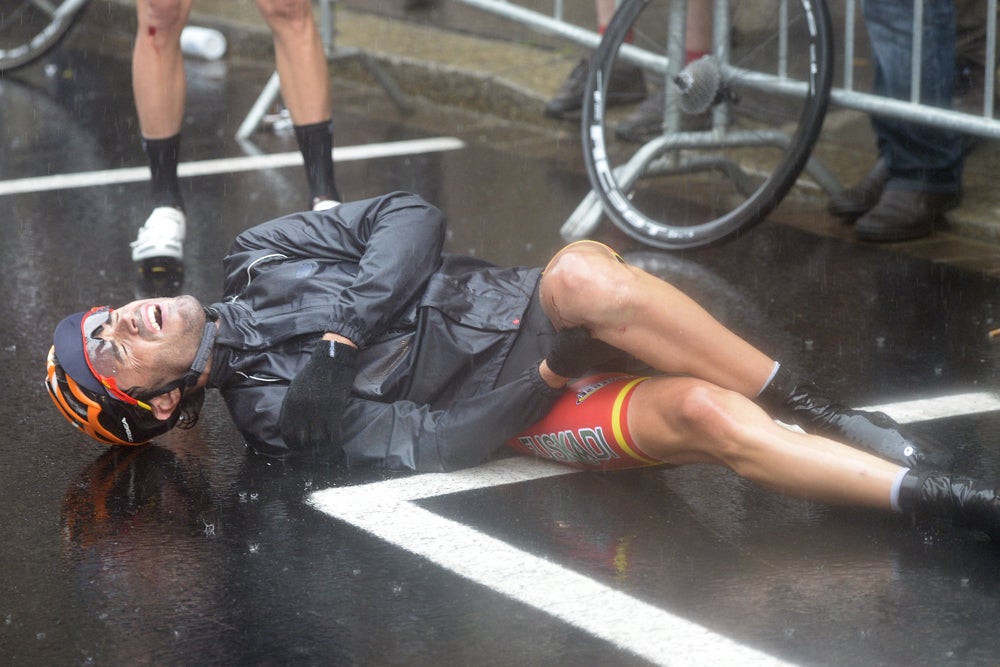 Samuel Sanchez crashed hard in the rainy conditions on Sunday and was ordered to take two weeks off. Photo: Graham Watson | <a id="www.grahamwatson.com" href="http://grahamwatson.com">www.grahamwatson.com</a>