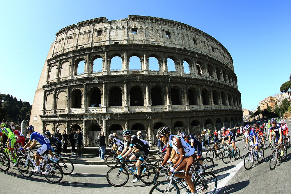 The race arrives at the Coliseum. Photo: Tim De Waele | <a href=http://www.tdwsport.com target="_blank">TDWsport.com</a>