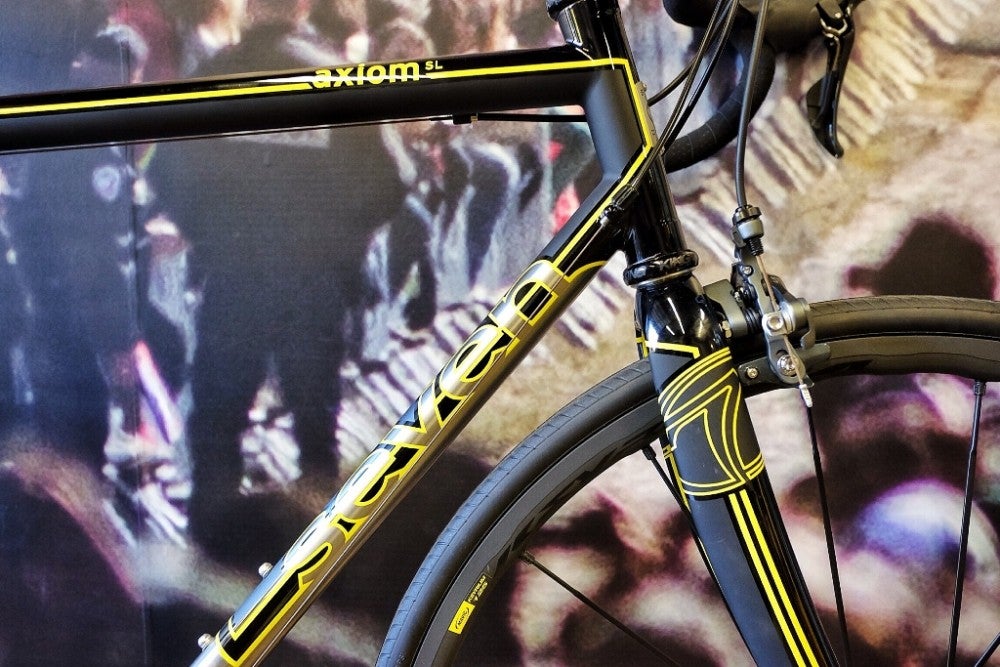 Seven stuck with more classic paint on their Axiom SL featuring their Argen double-butted 3-2.5 titanium. The all-black look echoed Mavic not with logos, but with yellow pinstripes.