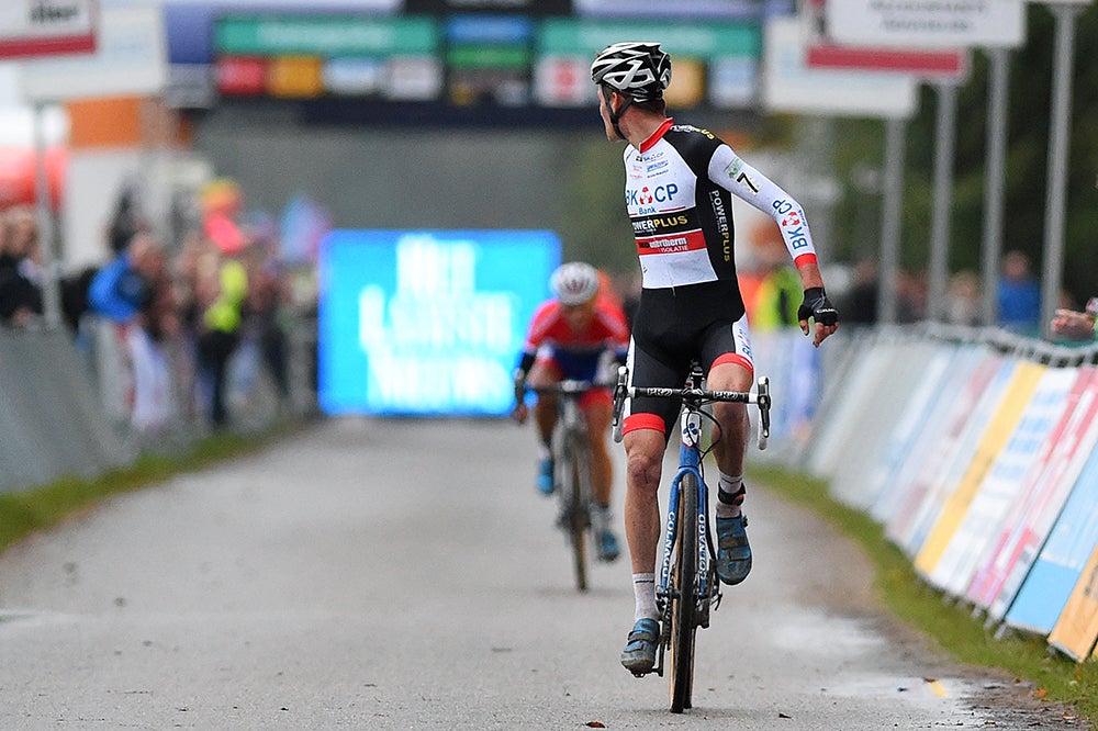 Mathieu van der Poel checks to make sure he has the better of Lars van der Haar at the Superprestige opener. Photo: Tim De Waele | <a href=http://www.tdwsport.com target="_blank">TDWsport.com</a>