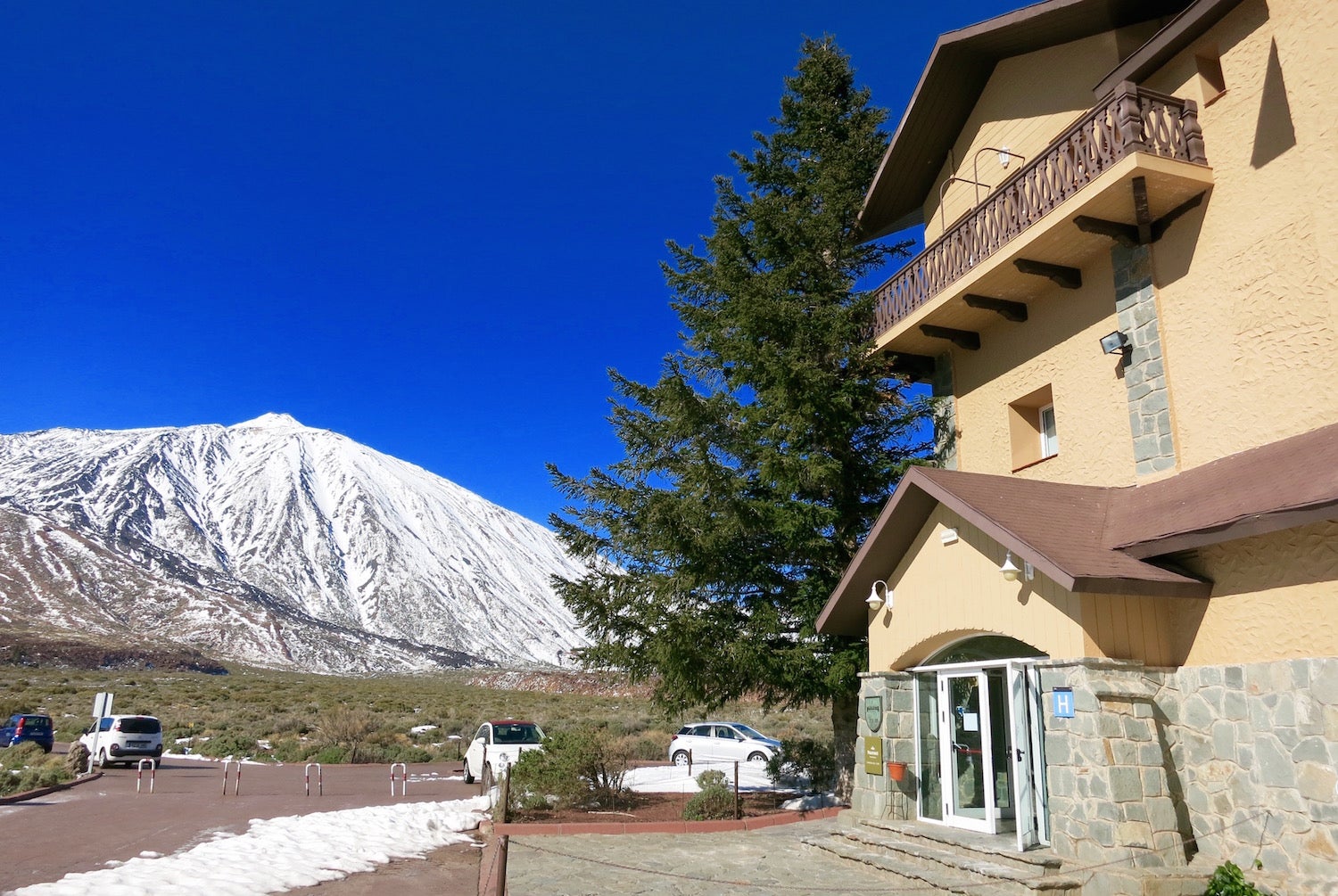 There's a logjam at the top of Spain's Teide volcano.