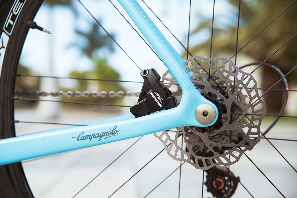 The flat-mount rear caliper sits flush against the chain stay. Photo: Pablo Moreno