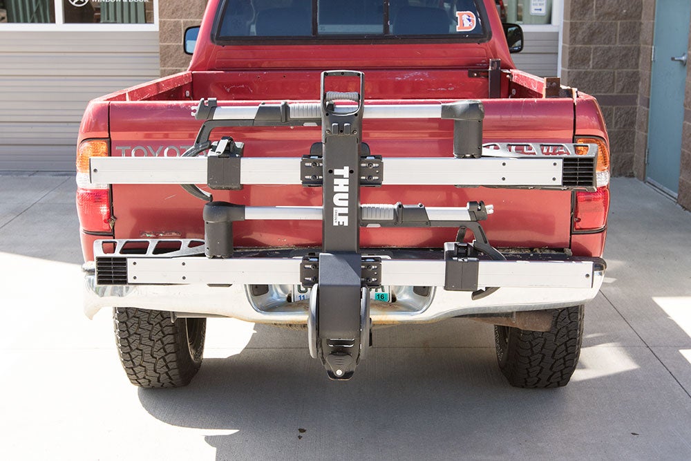 Thule's T2 Pro hitch mount rack installs quickly without tools. Photo: Dan Cavallari | VeloNews