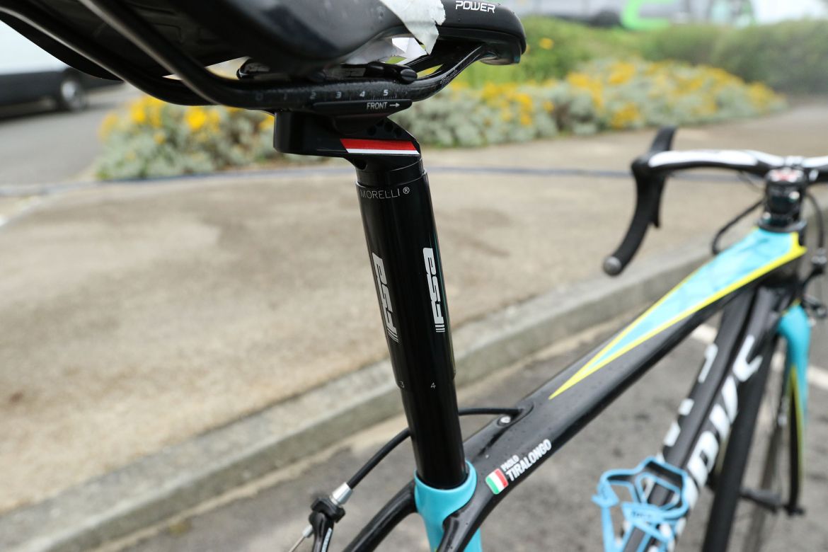 A simple turn of the top part of the seatpost (the part with the FSA logos) adjusts the post up or down. A clockwise turn adjusts the post down, and counterclockwise turn adjusts up. Photo: Dan Cavallari | VeloNews.com