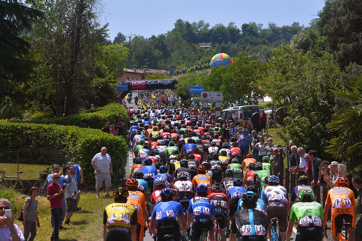 The peloton embarked on the Giro d'Italia's penultimate day, from Pordenone to Asiago over 190 kilometers. Photo: Tim De Waele | <a href="http://www.tdwsport.com" target="_blank">TDWsport.com</a>