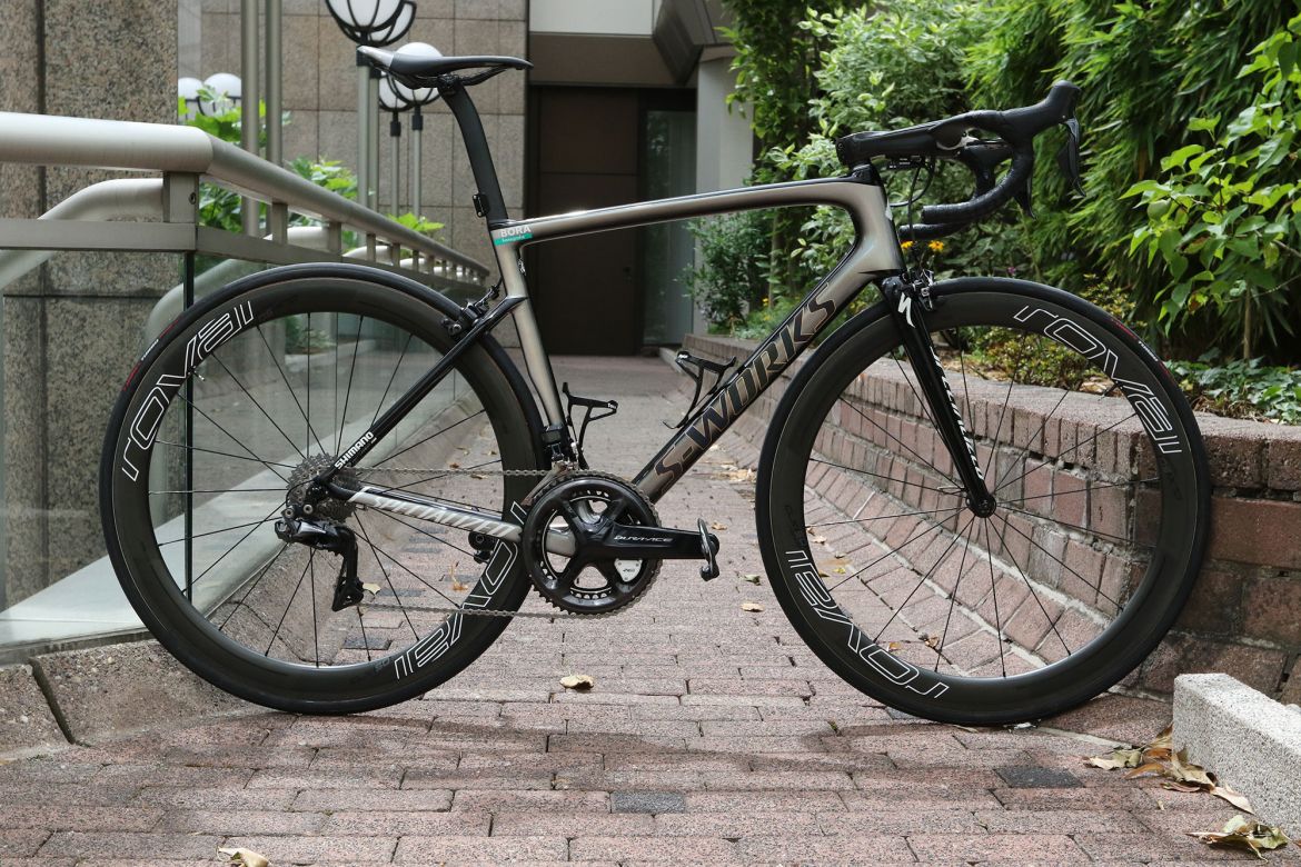The bike is new, and so is the paint job: at first glance it's a dull grey, but on closer inspection the paint has a sheen that changes color depending on how the light hits it. Photo: Dan Cavallari | VeloNews.com
