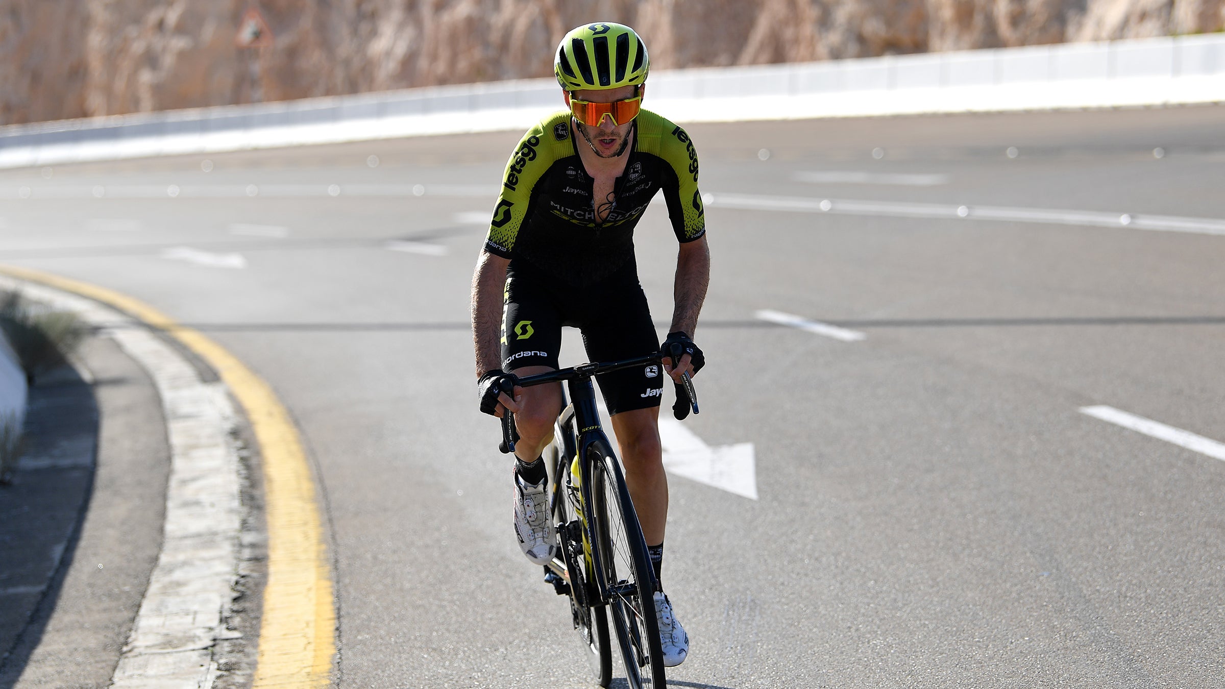 Adam Yates solos to a stage 3 win at the 2020 UAE Tour.