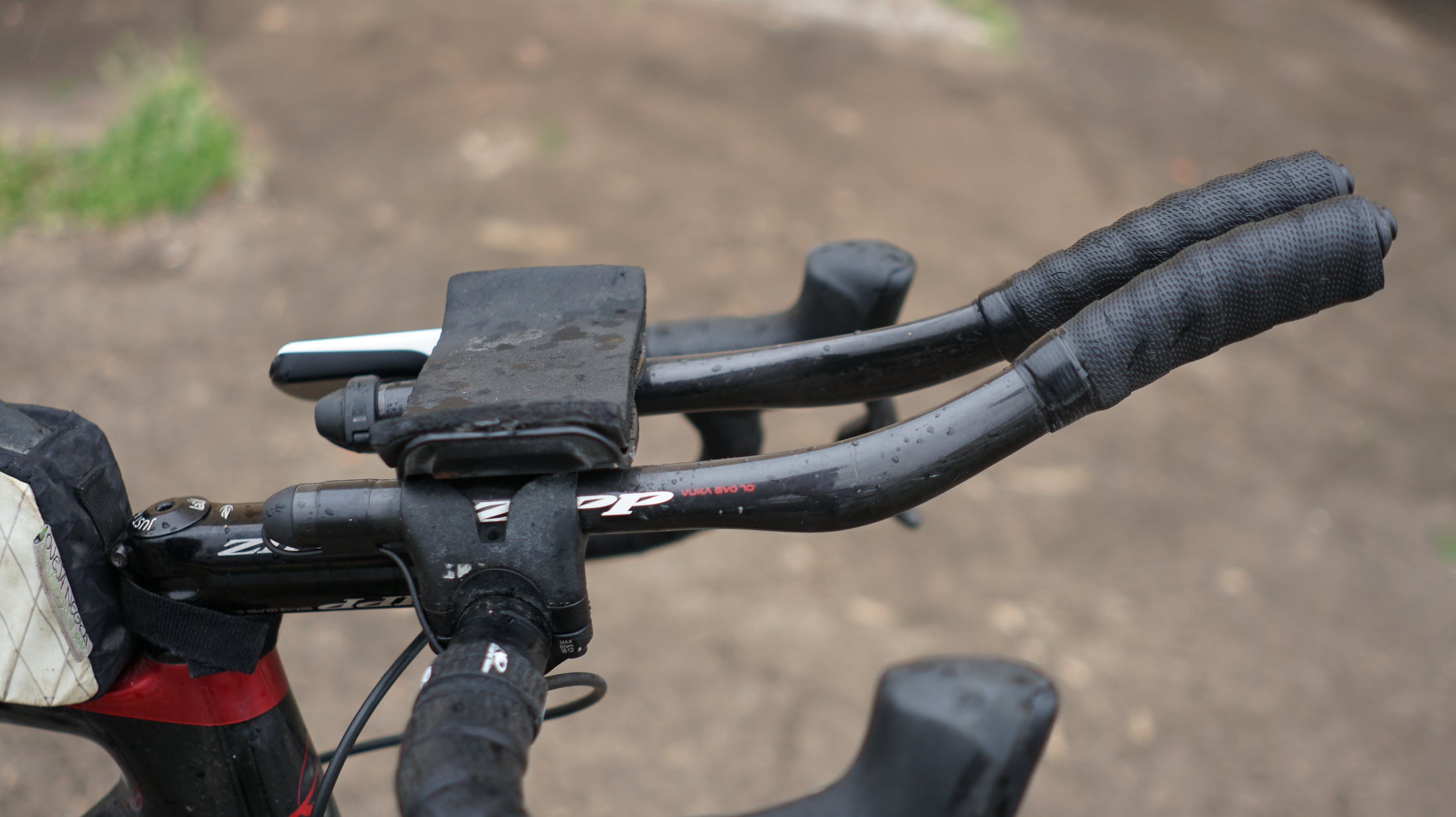 One cool thing about SRAM's eTap system is that you can easily plug in remote shifters, such as the Clics at the end of the Zipp Vuka extensions.