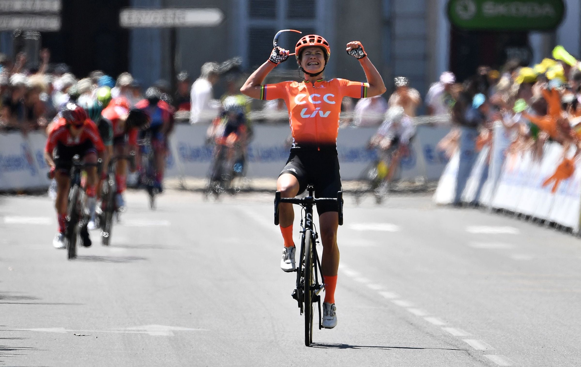 The Netherlands' Marianne Vos (C) celebrates as she crosses the finish line of "La Course by Le Tour", as part of the 106th edition of the Tour de France cycling race, in Pau, on July 19, 2019. (Photo by JEFF PACHOUD / AFP) (Photo credit should read JEFF PACHOUD/AFP via Getty Images)
