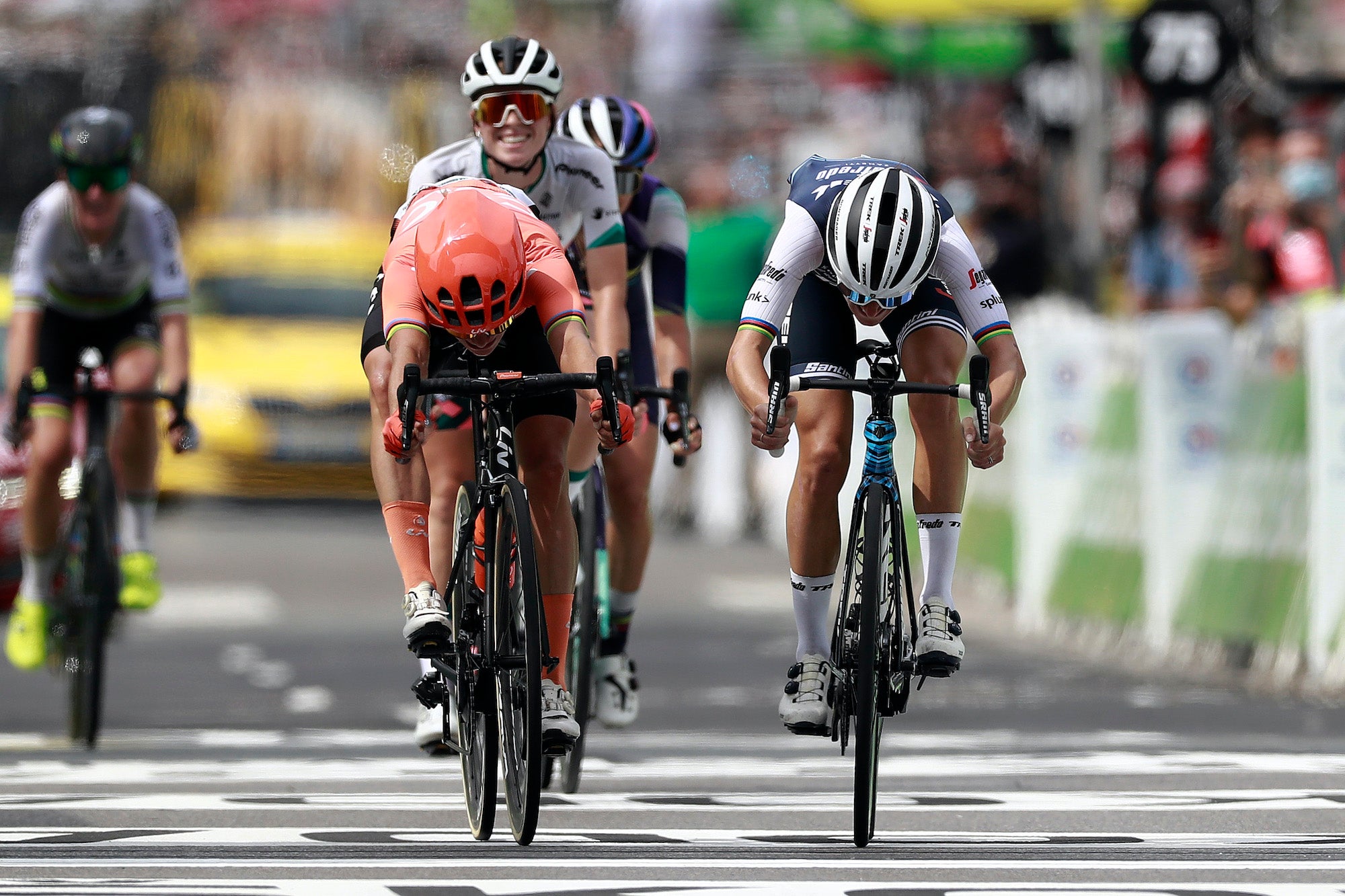 Deignan edges out Vos at La Course (Photo by Christophe Petit - Pool/Getty Images)