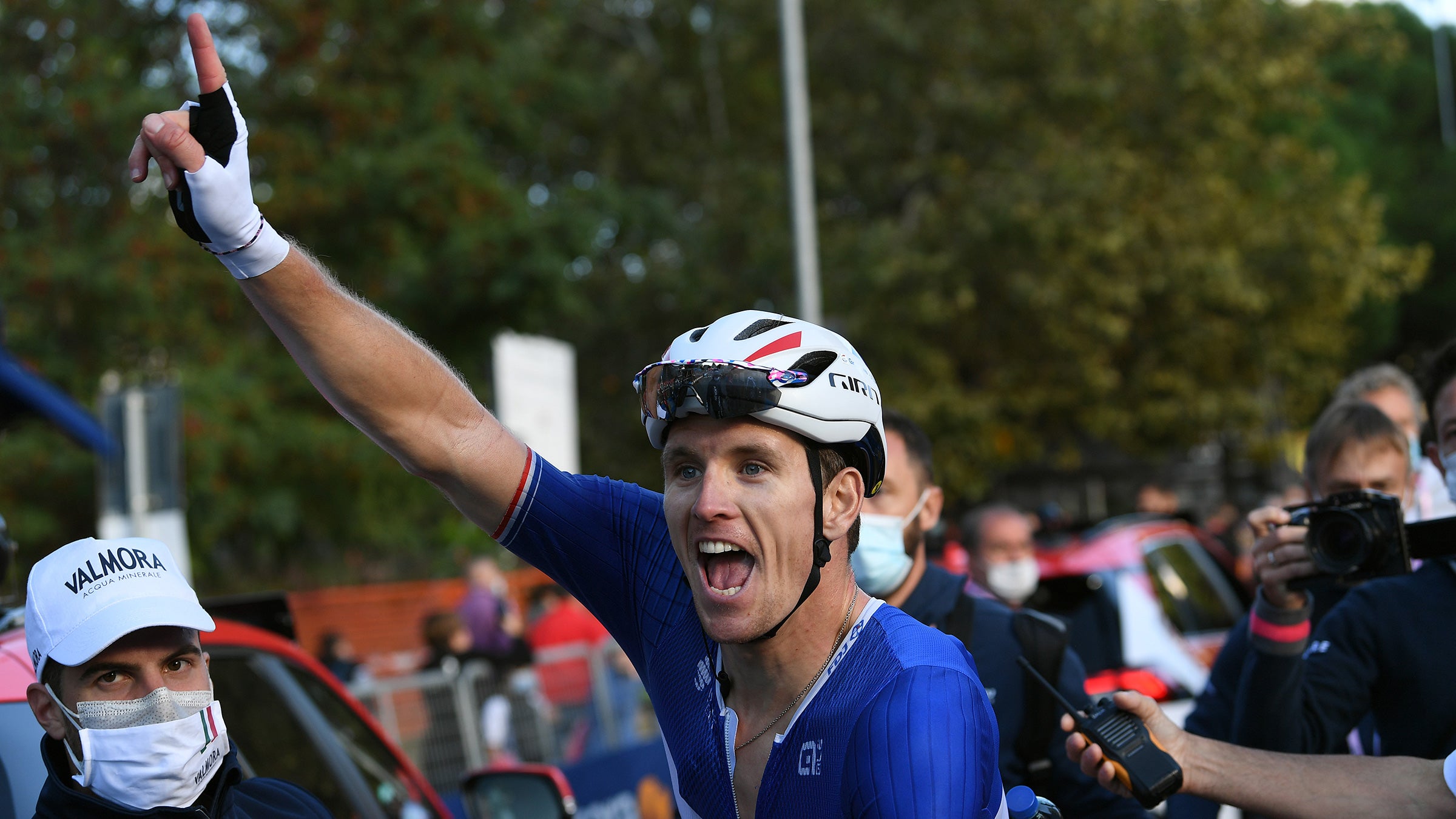 Arnaud Démare scores a hat trick of wins on stage 7 of the 2002 Giro D'Italia