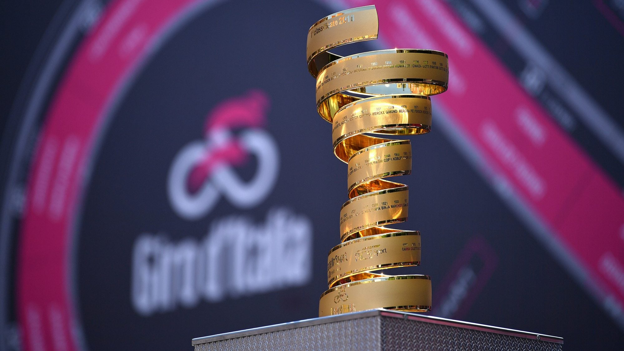 The Giro d'Italia Trofeo senza fine
