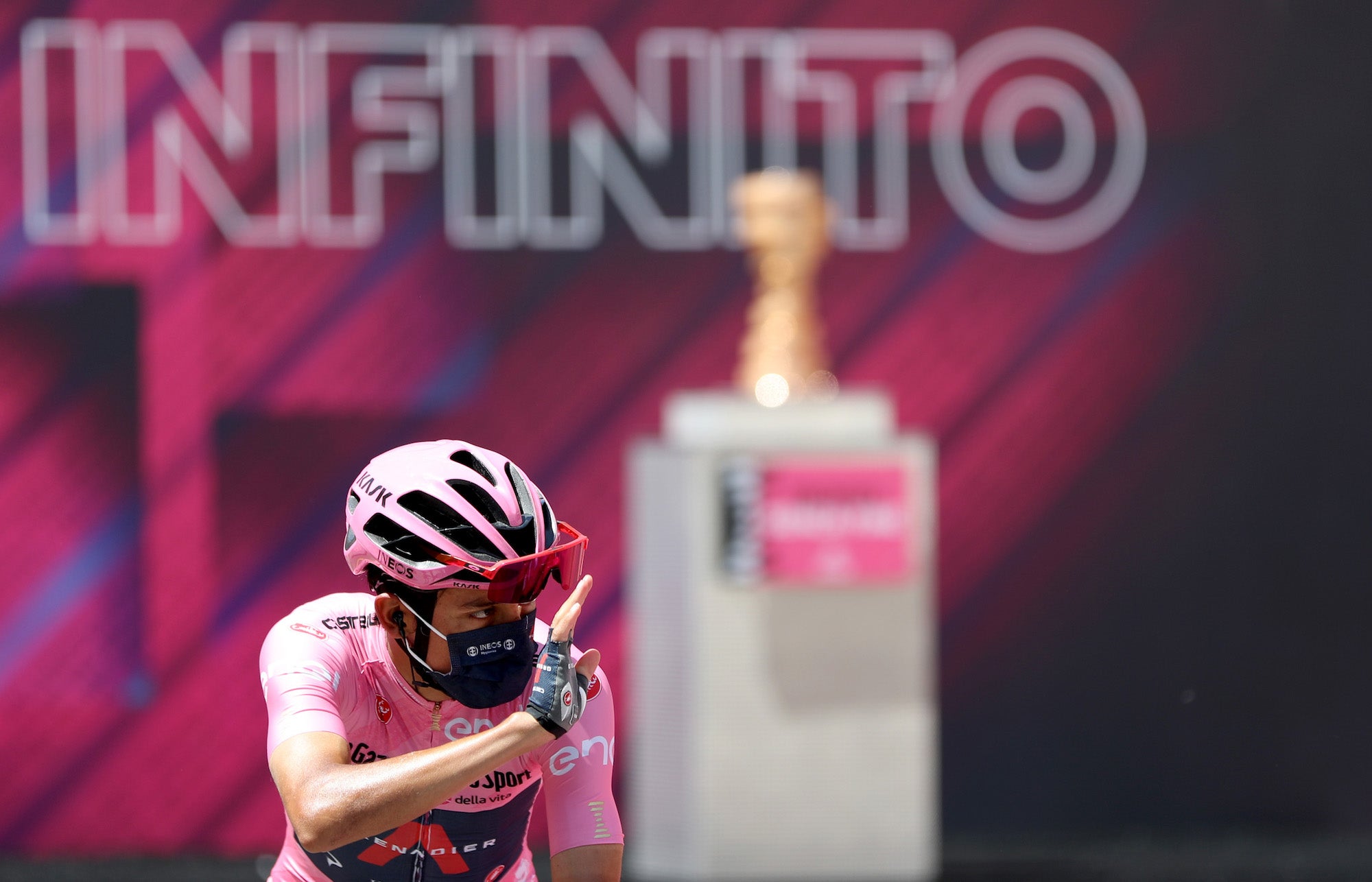 VERONA, ITALY - MAY 21: Egan Arley Gomez Bernal of Colombia and team Ineos-Grenadiers, cheers during the 104th Giro d'Italia 2021, Stage 13 a 198 km stage from Ravenna to Verona on May 21, 2021 in Verona, Italy. (Photo by Sara Cavallini/Getty Images)