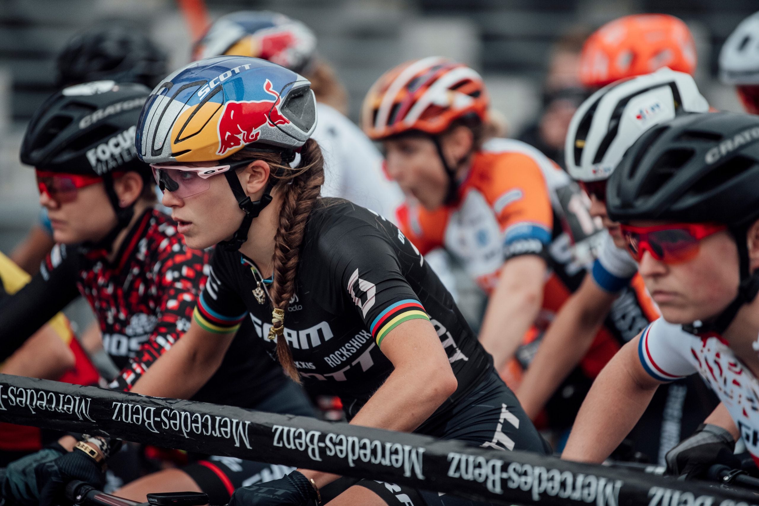 Kate Courtney starts a race