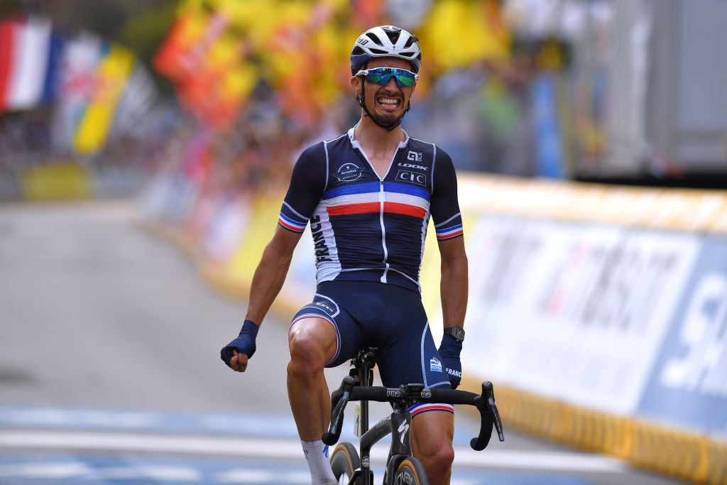 LEUVEN, BELGIUM - SEPTEMBER 26: Julian Alaphilippe of France celebrates at finish line as race winner during the 94th UCI Road World Championships 2021 - Men Elite Road Race a 268,3km race from Antwerp to Leuven / #flanders2021 / on September 26, 2021 in Leuven, Belgium. (Photo by Luc Claessen/Getty Images)