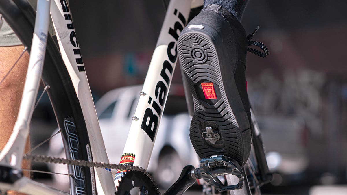 Chrome Industries and Panaracer tires collaborate on urban and SPD-compatible cycling shoes.