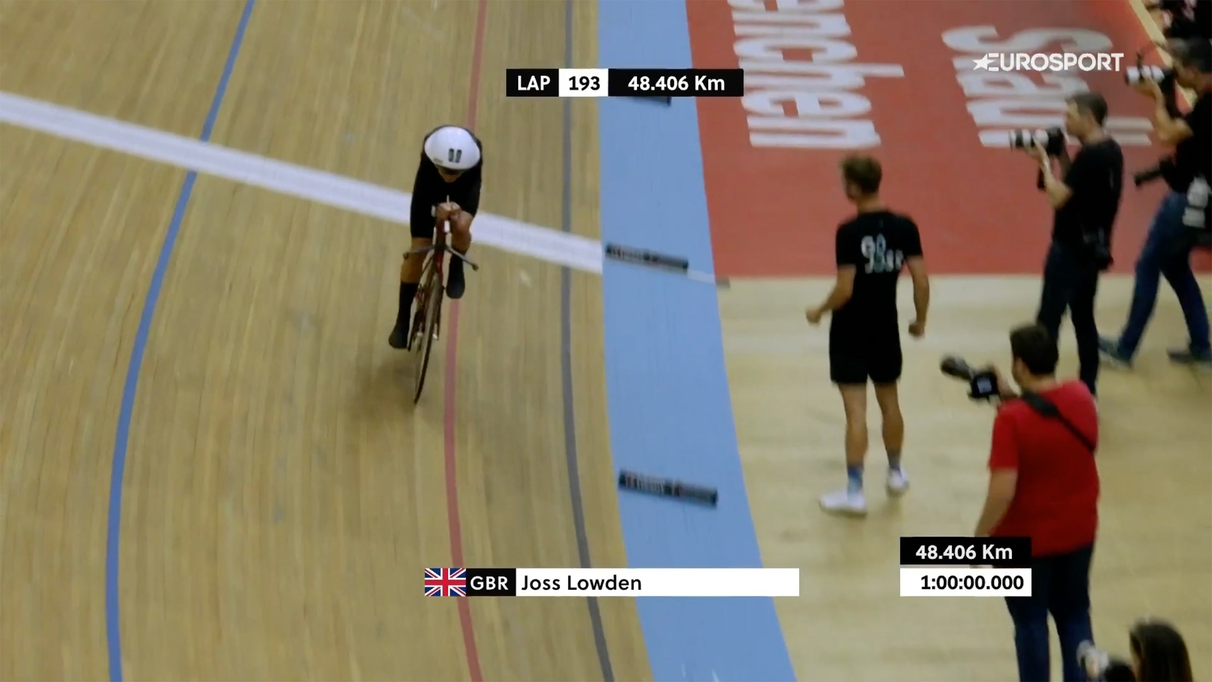 Joss Lowden set a new women's hour record of 48.405m.
