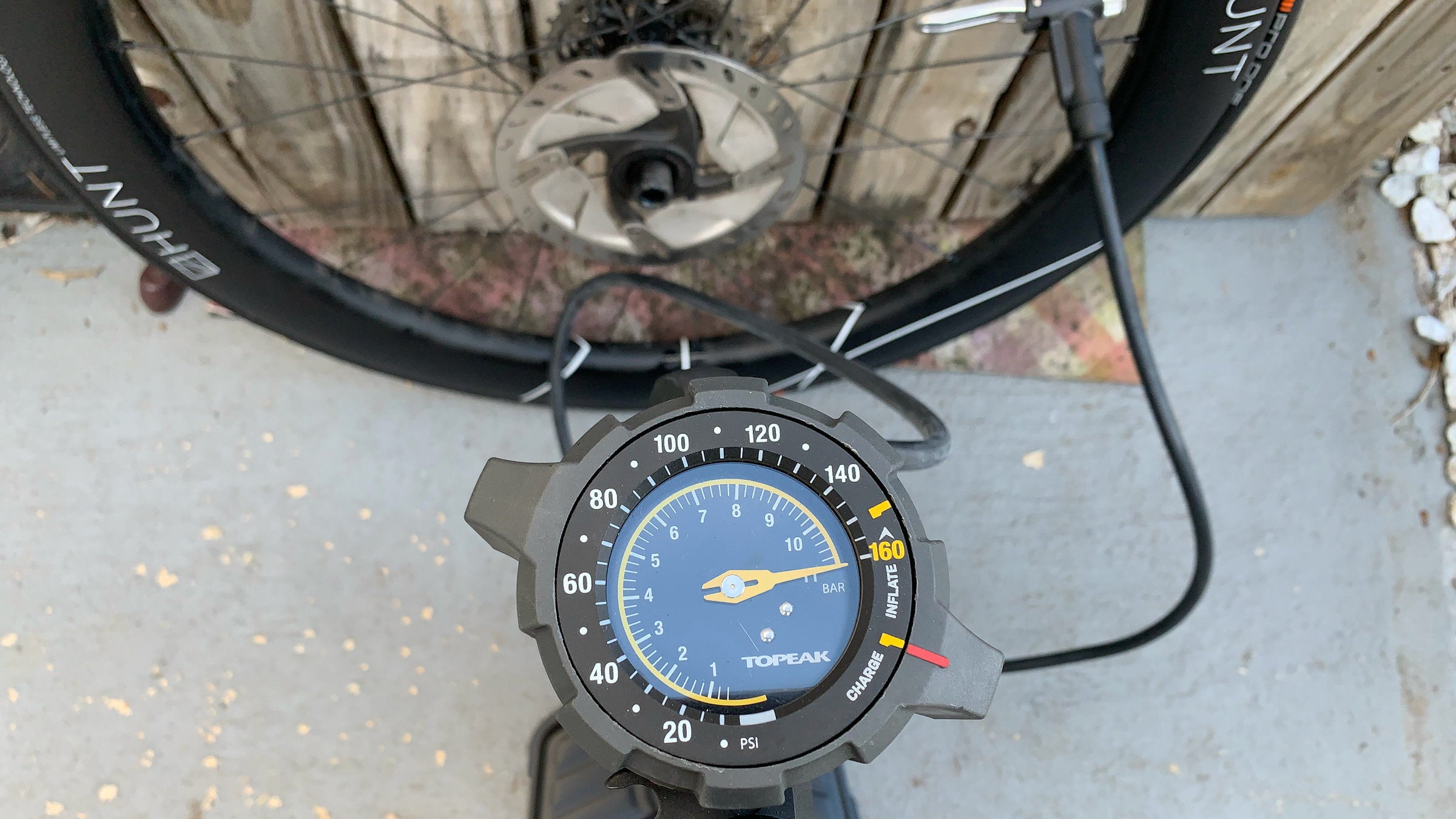 To seat a tubeless tire, it's recommended to initially fill the inflation chamber to 160psi, and then release this into a tire.