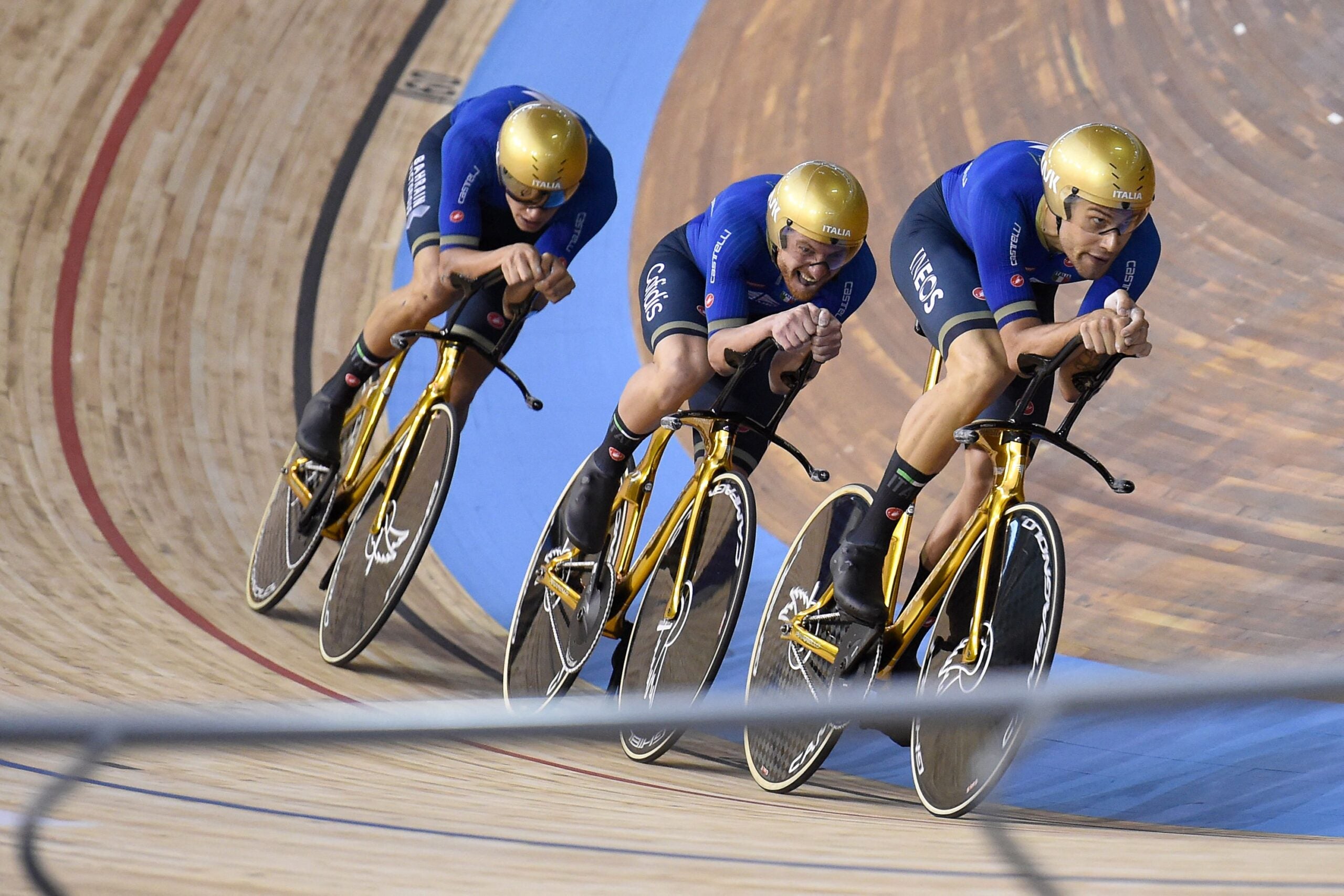 Italian team's members compete in the men's Team Pursuit qualifying during the UCI Track Cycling World Championships at Jean-Stablinski velodrome in Roubaix, northern France, on October 20, 2021. (Photo by FRANCOIS LO PRESTI / AFP) (Photo by FRANCOIS LO PRESTI/AFP via Getty Images)