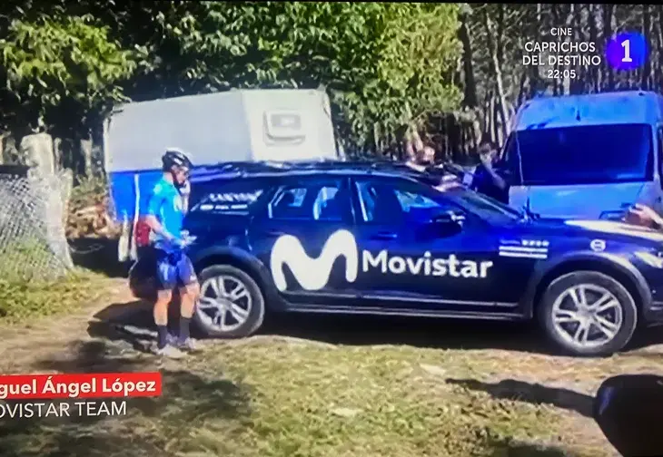 An image from Spanish TV of the moment López abandoned the 2021 Vuelta.