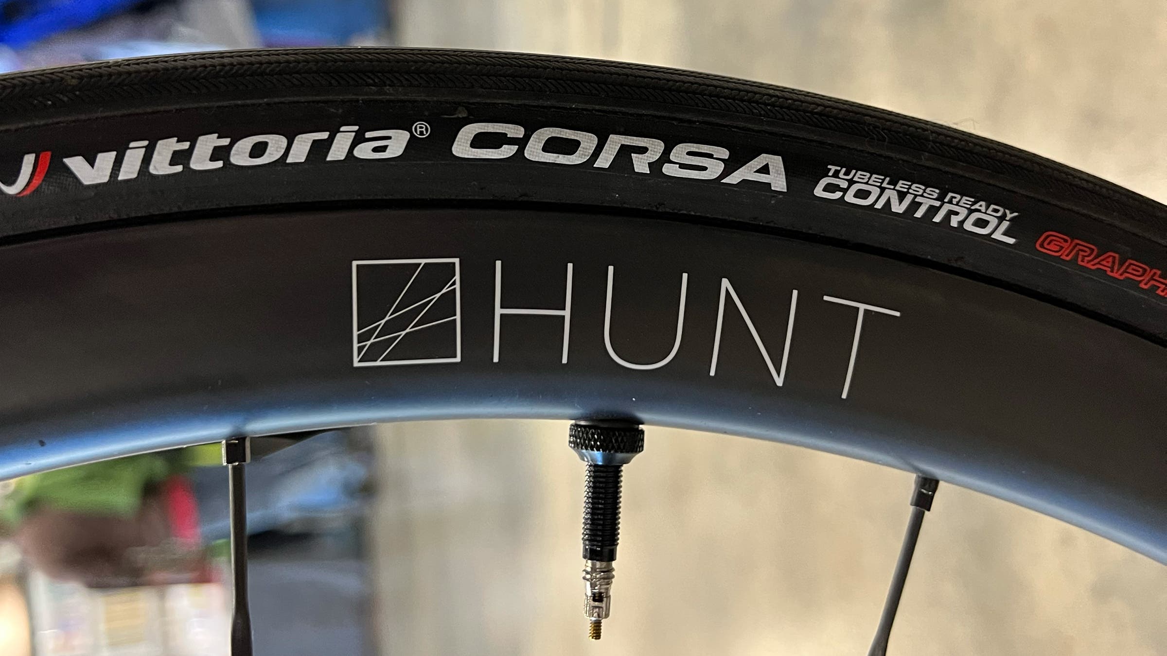 Hunt 32 UD Carbon Spoke Disc wheels with Vittoria tire