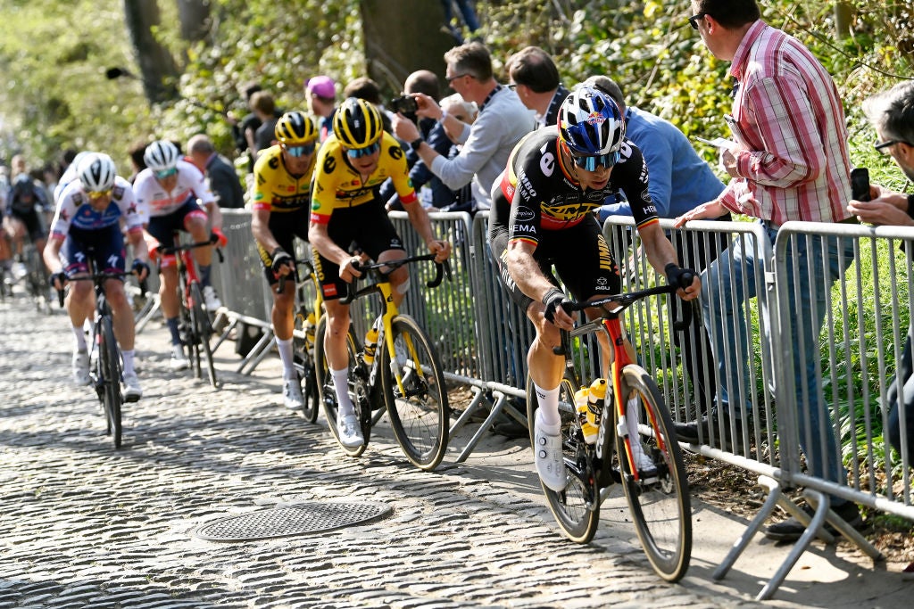 Wout van Aert powers up the Taaienberg