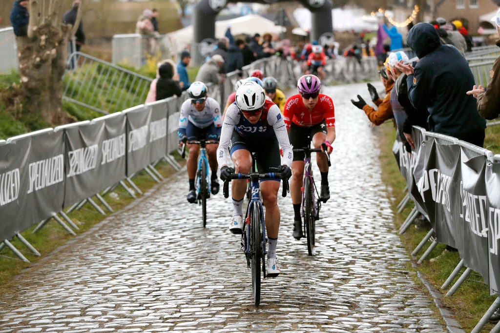 Brodie Chapman attacking on the Oude Kwaremont