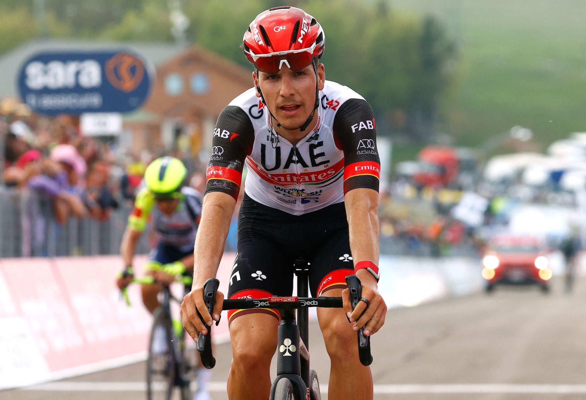 João Almeida suffered but stayed with the favorites.