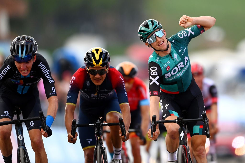 BLOCKHAUS, ITALY - MAY 15: Jai Hindley of Australia and Team Bora - Hansgrohe celebrates winning ahead of Richard Carapaz of Ecuador and Team INEOS Grenadiers and Romain Bardet of France and Team DSM during the 105th Giro d'Italia 2022, Stage 9 a 191km stage from Isernia to Blockhaus 1664m / #Giro / #WorldTour / on May 15, 2022 in Blockhaus, Italy. (Photo by Tim de Waele/Getty Images)
