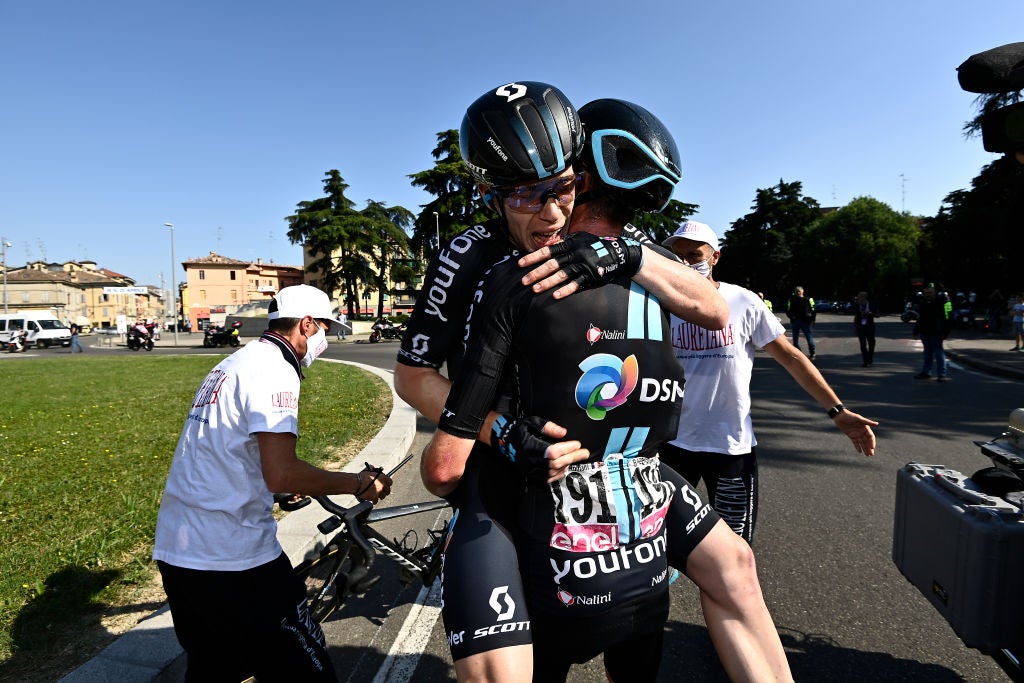 Alberto Dainese hugs Romain Bardet
