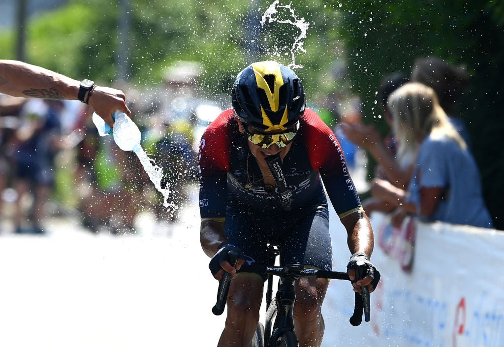 A fan spraying water on Richard Carapaz