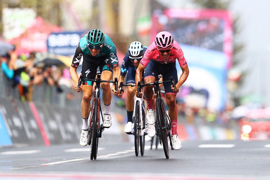 Jai Hindley and Richard Carapaz sprint for the line